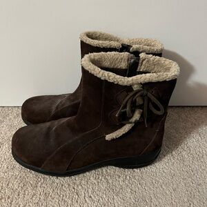 Clark’s women’s 8W Brown Suede Ankle Boots with Shearling Lining